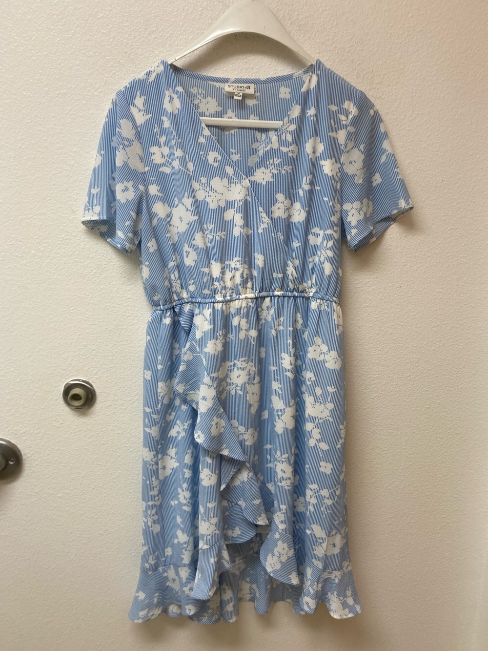 STUDIO B By BOBEAU Feminine Fluttery Romantic Faux Wrap Fresh Floral Dress (M)